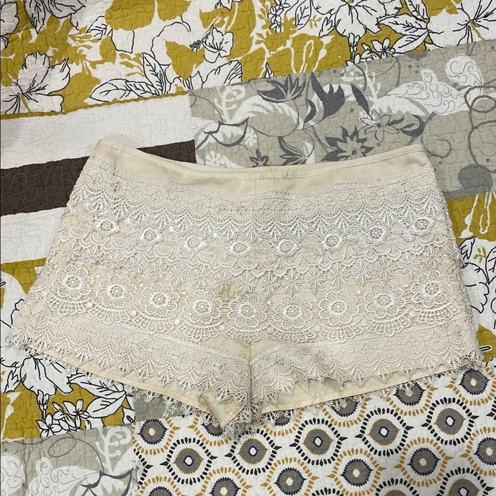 Sans Souci Cream Lace Shorts - Picture 2 of 11